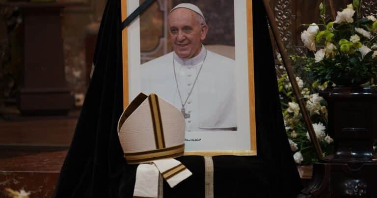 Piden hacer un billete con la imagen del papa Francisco en homenaje al Sumo Pontífice
