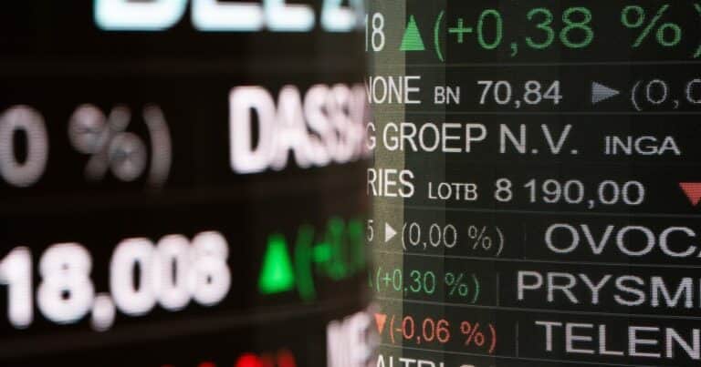 Tras los anuncios del FMI, la Bolsa porteña resiste y baja el dólar blue, pero los bonos caen y sube el riesgo país