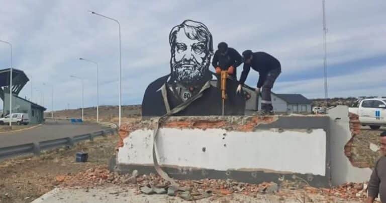 Echaron a una cúpula distrital de Vialidad por demoler el monumento a Osvaldo Bayer en Santa Cruz