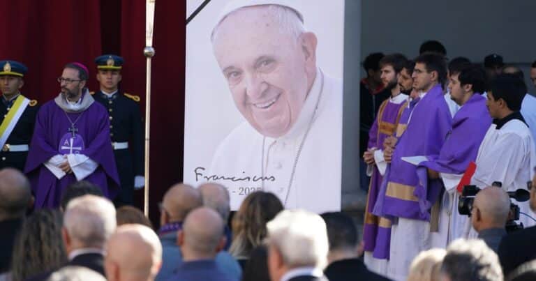 El adiós a Francisco: anécdotas e historias de un Papa político al que le gustaba «peronchear»