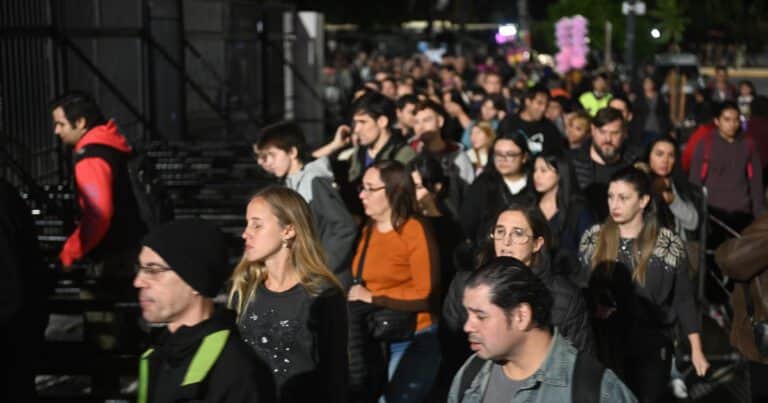 Miles de personas llenan esta noche La Rural durante la Noche de la Feria, con entrada gratis