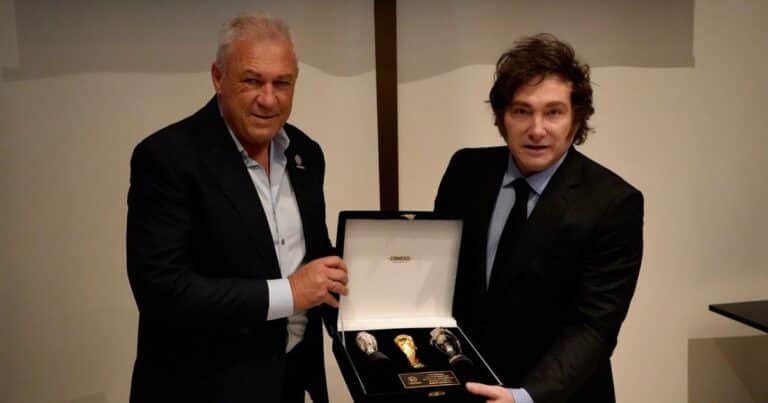 «La Copa Libertadores es mi obsesión»: Javier Milei visitó la Conmebol y se reunió con un campeón del mundo