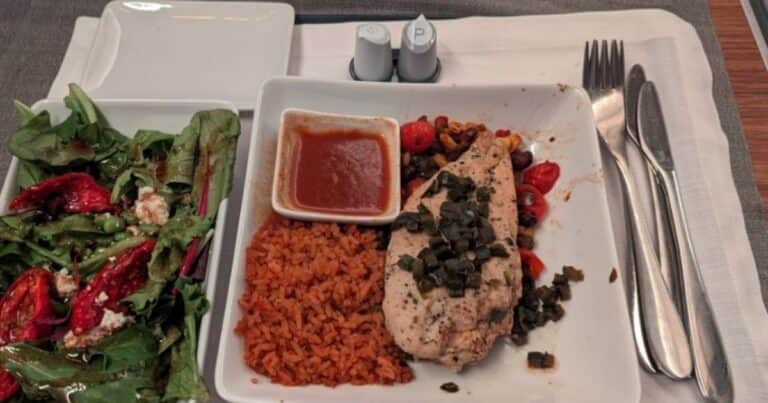Un pasajero se enfureció en un vuelo porque ya no quedaba su comida preferida: el avión debió regresar