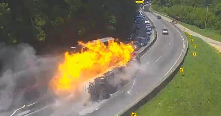 La impactante explosión de un camión con etanol que quemó más de 20 autos en Brasil