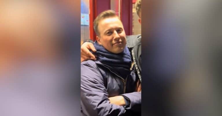 Estaba en la calle y lo confundieron con un famoso magnate: «Cuanto más lo miro, más me asombra»
