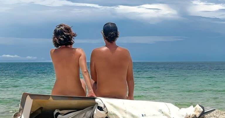 Una pareja dejó su vida atrás para recorrer el mundo desnudos