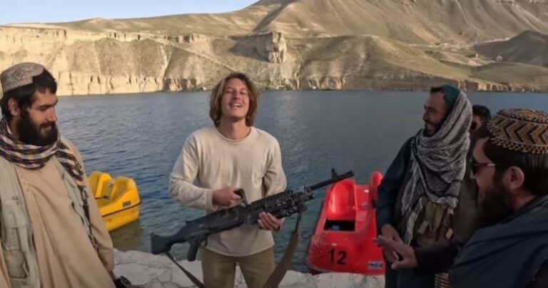 Un youtuber se coló en una peligrosa tribu remota y dejó una lata de Coca light: dramático final