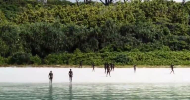 Un turista volvió a Sentinel del Norte para ver a la tribu más peligrosa del mundo: el final fue inesperado