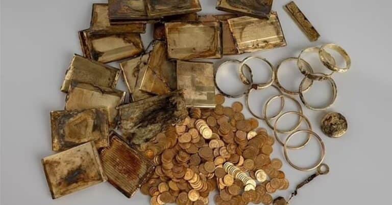 Hallan un tesoro de monedas de oro y joyas enterrado durante la invasión nazi: en cuánto fue valuado