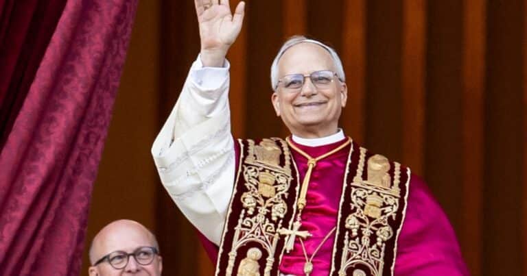 ¿Un papa cantor, tenista y con buen humor?: los primeros gestos del papa León XIV y el chiste sobre su firma