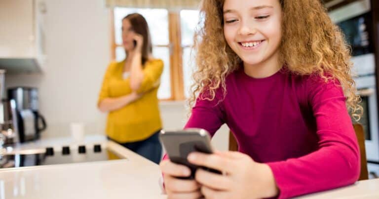 5 requisitos para que un hijo tenga su primer celular, según expertos en psicología