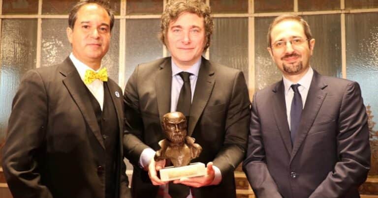 Milei volverá a España un año después de la tensión con Pedro Sanchez: va a recibir un nuevo premio