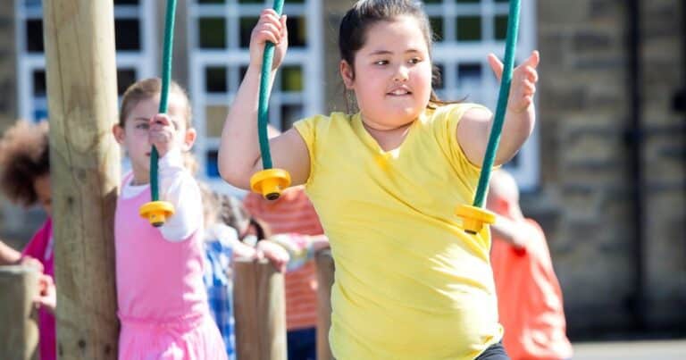 ¿Cuál es la hora del día en la que los niños con obesidad comen más?