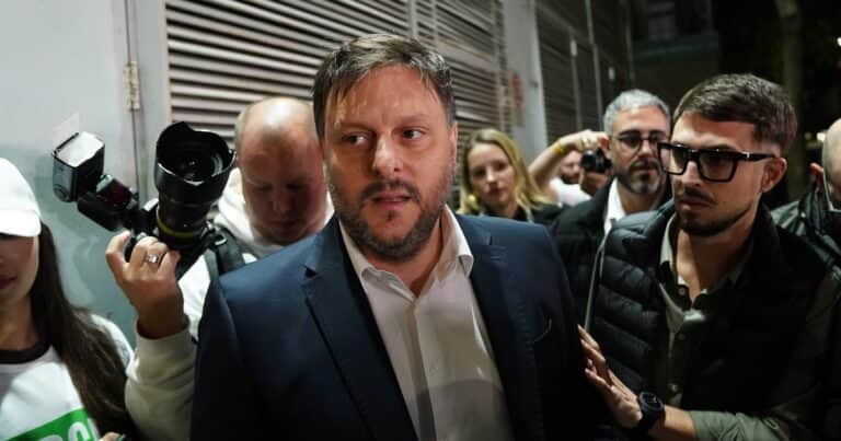 El cierre de campaña de Leandro Santoro: contra los ideales mileístas y el «abandono» de la gestión macrista en la Ciudad