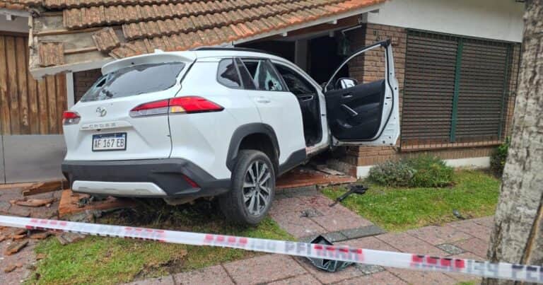 Entradera, tiroteo y persecución en Quilmes: dos ladrones muertos, dos detenidos y un auto incrustado en una casa