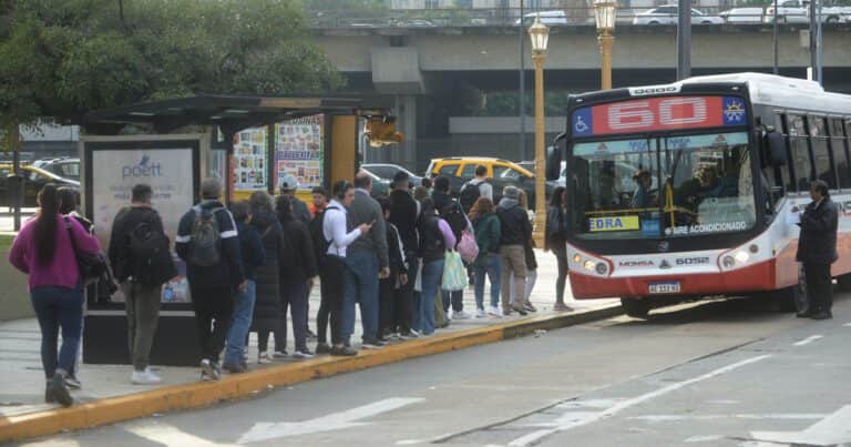 La UTA cerró un acuerdo paritario con las empresas y no habrá un nuevo paro de colectivos