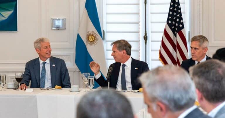 Una visita de alto perfil en la embajada argentina en Washington y el interés de Estados Unidos por Vaca Muerta