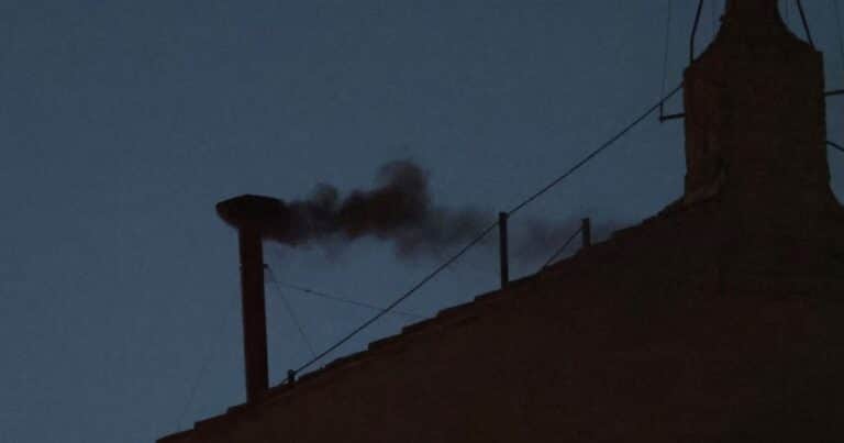 Cónclave: cómo hacen el humo negro y blanco que sale de la chimenea y anuncia al nuevo papa