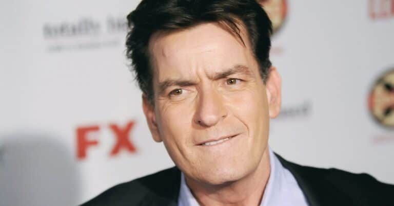 Cobraba US$2 millones por episodio y lo derrumbaron sus sombras: así está Charlie Sheen a los 59 años