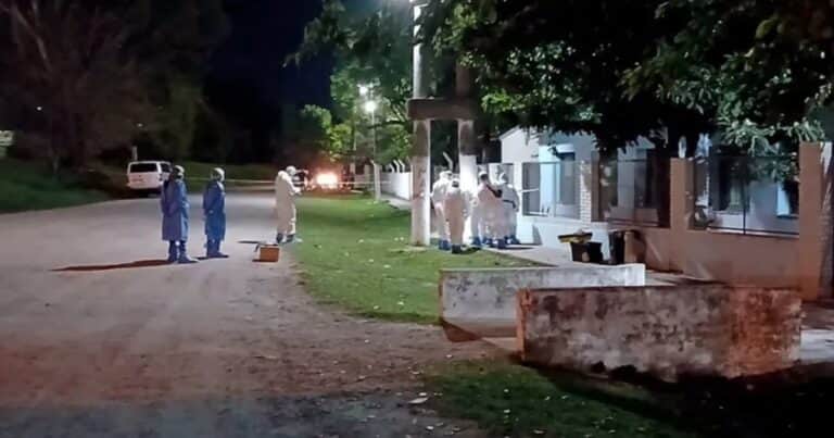 Asesinó a su esposa y colgó el cuerpo de la reja de una escuela para simular un suicidio