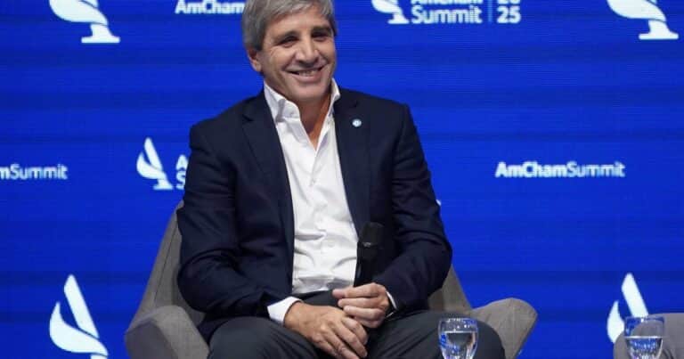 Luis Caputo le pide a los comerciantes facturar en dólares y afirma: «Tener la plata en una caja de seguridad es un muy mal negocio»
