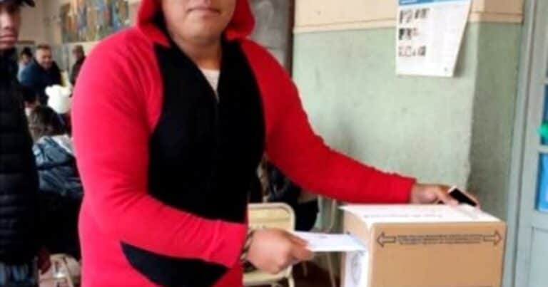 El joven que fue a votar en pijama, el candidato payaso y un funcionario atropellado: las perlitas que dejó el super domingo electoral