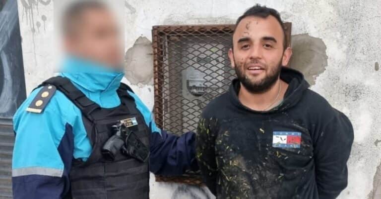 La indignante sonrisa del detenido por robar un auto, arrastrar 100 metros a su dueña y dejarla en coma