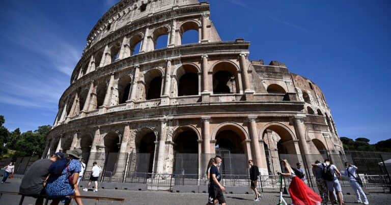 Un turista fue empalado en una reja del Coliseo mientras intentaba escalarla para sacarse una selfie