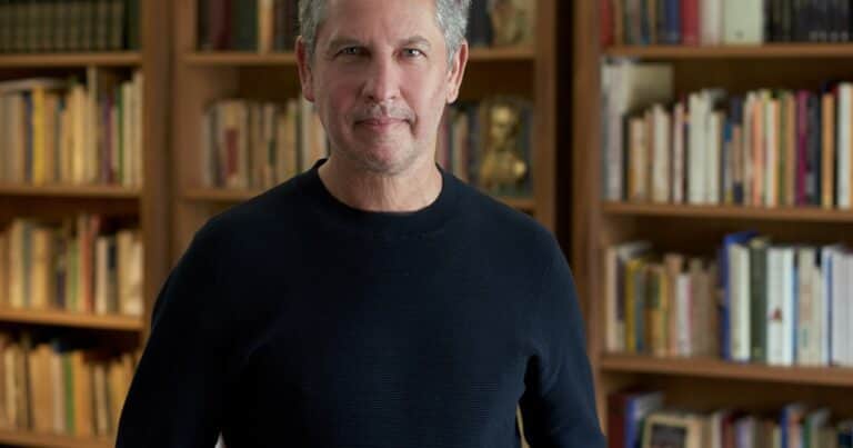 Guillermo Martínez: «La literatura que más me interesa se propone una tarea de extrañamiento»