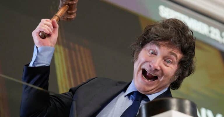 El riesgo país vuelve a perforar los 700 puntos y Javier Milei salió a festejar