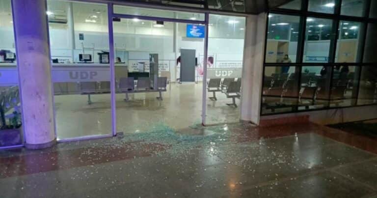 Esperaba a un médico y una bala pasó a centímetros de la cabeza de su hijo: el relato de un testigo del ataque contra el hospital en José C. Paz