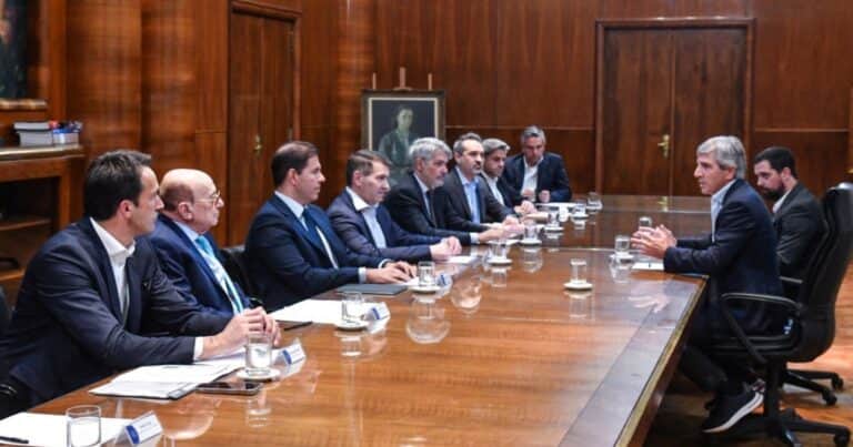Caputo se reunió con los supermercados por los precios: qué les pidió y de qué se habló
