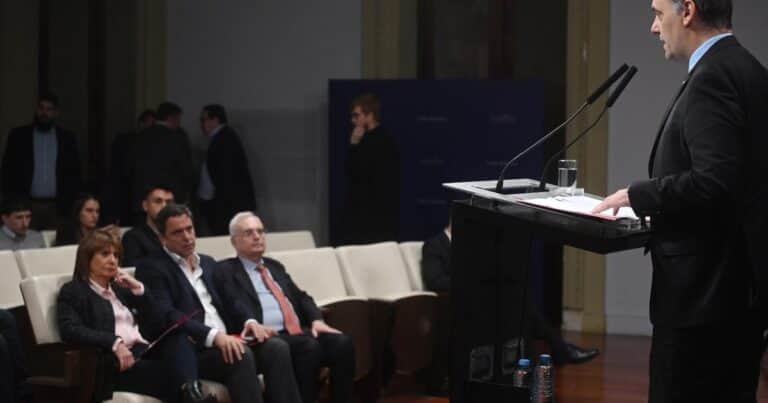 Reforma migratoria: el Gobierno tiene listo el DNU y una «válvula de escape» para evitar que fracase como la de Macri