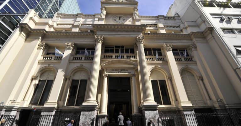 Riesgo país alto y reservas escasas reavivan la polémica entre Cavallo y el Gobierno