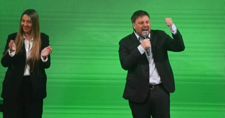 Leandro Santoro cerró su campaña con un acto de tono moderado: apuntó a “poner límites” a Milei y el macrismo, y evitó toda referencia a Cristina