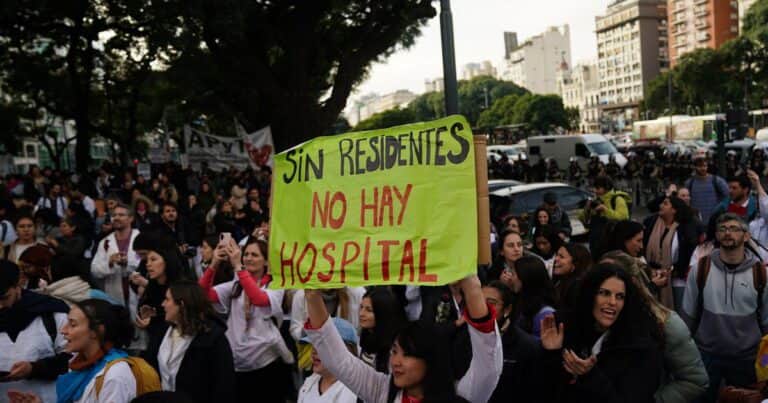 Javier Milei y sus medidas, EN VIVO: polémica por la filtración oficial de un anuncio para los residentes del Hospital Garrahan que al final nunca llegó