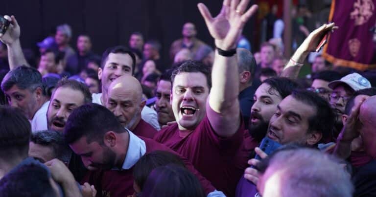 Cierre libertario en la Ciudad: un acto con empujones entre militantes y reclamos de pagos por asistir