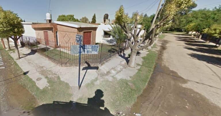 Le cortó la oreja de un machetazo a su vecino porque estacionó en la puerta de su casa