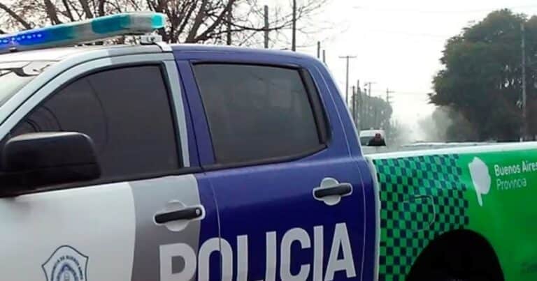 Un policía retirado forcejeó con un ladrón que quiso robarle frente a su hijo, le quitó el arma y lo mató en González Catán