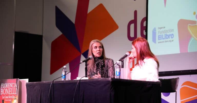 Tarde romántica en la Feria del Libro: Florencia Bonelli adelantó en qué historia trabaja en el reencuentro con sus lectoras