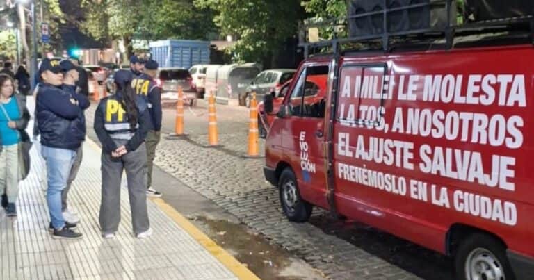 La Unidad Antiterrorista detuvo a ocho militantes radicales de Lula Levy por estar haciendo campaña cerca de un acto de Milei