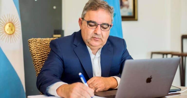 «Me gustaría que nos visite Milei»: el anhelo del primer gobernador peronista que se sumó al plan dólares en el colchón