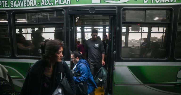 El Gobierno calificó de «extorsivo» el paro de colectivos: «El gremio toma de rehenes a los pasajeros»