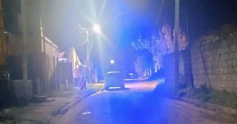 Un suboficial de policía le pegó un tiro en la cabeza a su pareja embarazada: salvaron al bebé, pero la mamá está grave