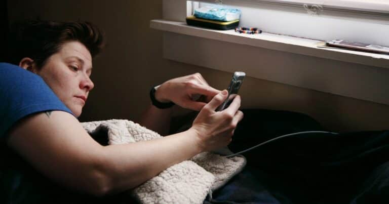 ¿Por qué no se debería usar el celular como despertador, según expertos en salud?