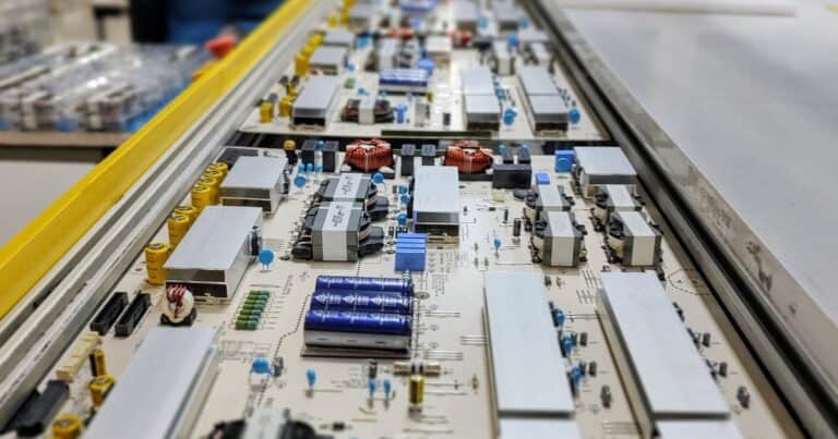 Paro total en Tierra del Fuego: tras la baja de aranceles, los trabajadores de las plantas de celulares frenan la actividad por tiempo indeterminado