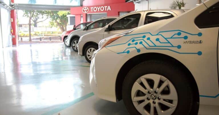 24 horas después del pedido de Caputo, Toyota anuncia que financiará sus vehículos en dólares