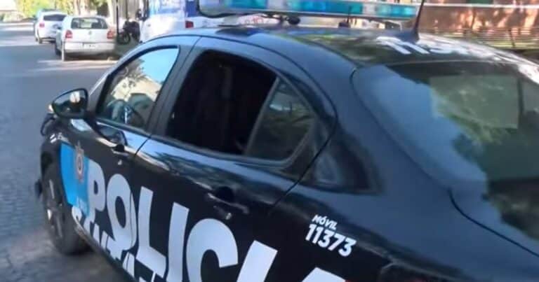 Rosario: un ladrón rompió el vidrio de un patrullero para escapar y, tras quedar herido, murió en el hospital