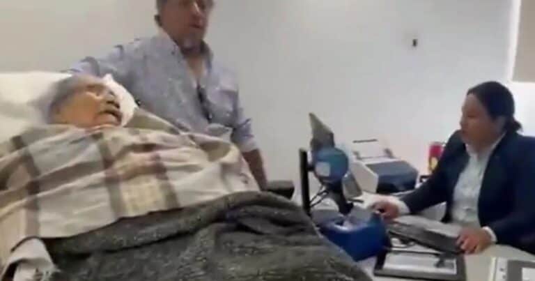Un banco obligó a una mujer de 96 años a ir en camilla, moribunda, para validar su identidad