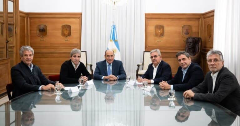 Un gobernador peronista fue el primero en adherir al convenio de Milei para sacar los dólares del colchón